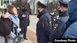 Olga Nedvetskaya (left) was taken by police to a psychiatric hospital after dancing and singing Ukrainian folks songs in Kaliningrad. "This is clearly punitive psychiatric treatment," one local activist says.