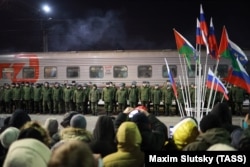 Mobilized Russians line up at a railway station before departing for the war in Ukraine. (file photo)