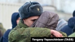 A man hugs a woman during a send-off ceremony for mobilized Russian Army reservists at the Chita-1 railway station. (file photo)