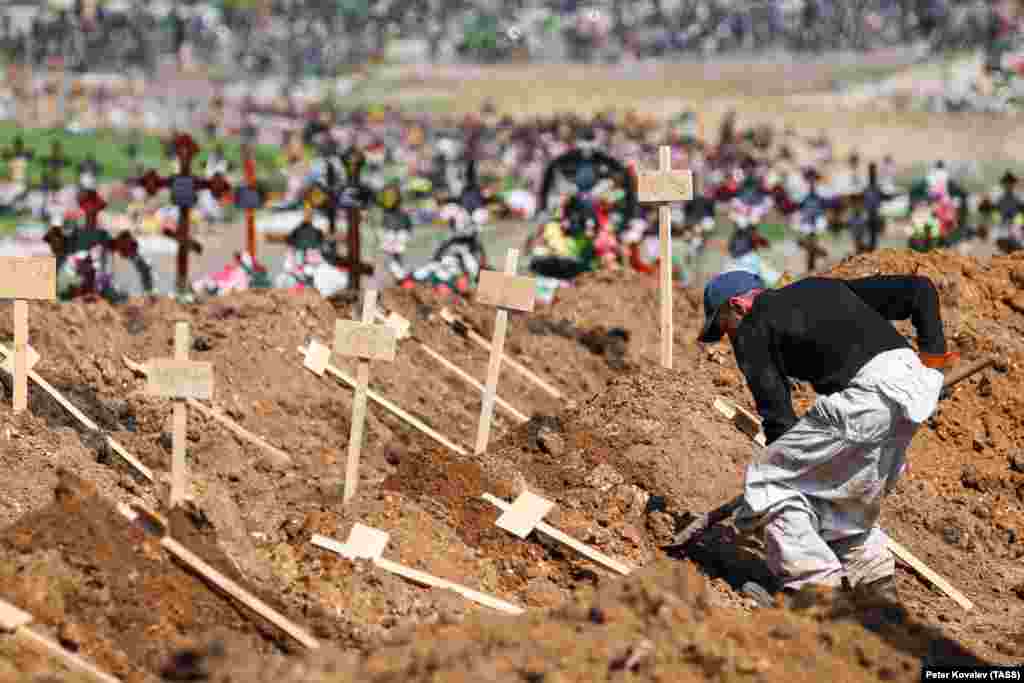 Numbered, unnamed graves are seen in the Starokrymskoye Cemetery in Mariupol on April 26.&nbsp;