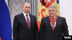 Russian President Vladimir Putin (left) presenting an award to his close associate, Kurchatov Institute head Mikhail Kovalchuk, at the Kremlin in September 2016.