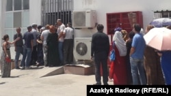 Turkmen line up for subsidized food at a state store. (file photo)