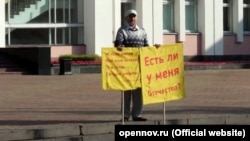 Albert Razin protests outside the building of the State Council of Udmurtia, after which he set himself on fire.