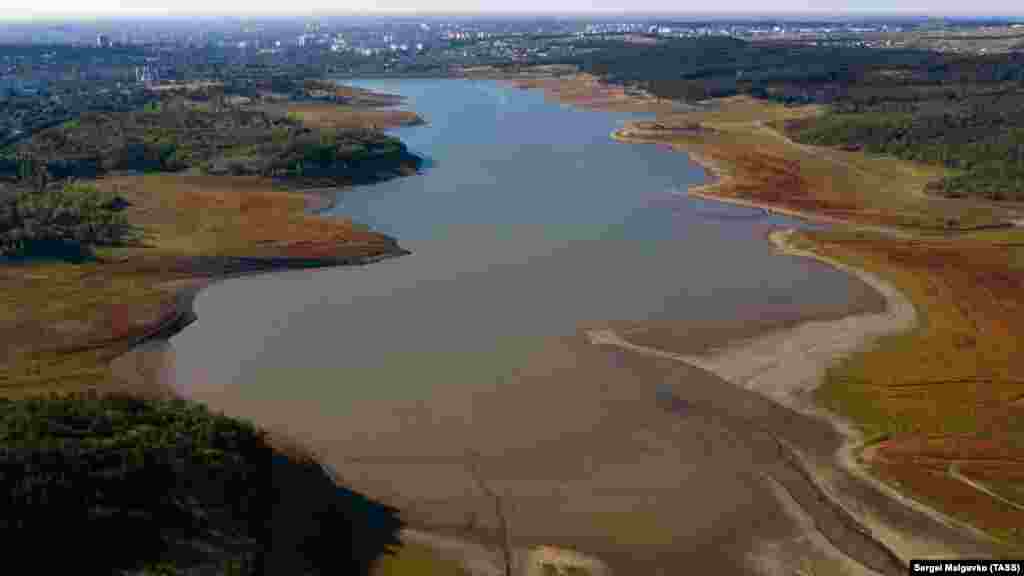 Вид на Симферопольское водохранилище с высоты птичьего полета