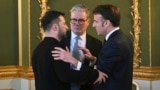 Ukrainian President Volodymyr Zelenskyy, talks with British Prime Minister Keir Starmer and French President Emmanuel Macron at a summit in London on March 2. 