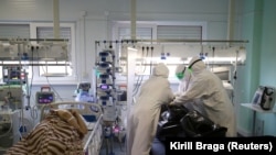 Medical specialists place the body of a person who died at the ICU unit for coronavirus patients in a bag at a hospital in Kalach-on-Don, Volgograd Region. November 14, 2021