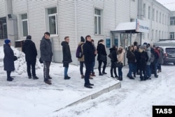 People line up to give blood to help the victims in Kemerovo on March 26.