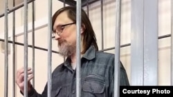 Journalist Sergei Mikhailov in court (file photo)