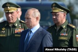 Valery Gerasimov (left), Sergei Shoigu (right), and Vladimir Putin in 2019.