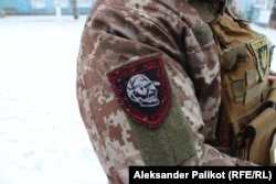 A patch with the slogan: "Be afraid of hell and boys from Makhno's town."