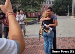 Alchin greets his wife upon his release on August 25.