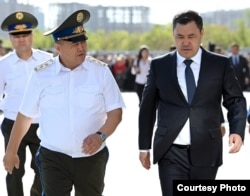 President Sadyr Japarov (right) and the head of the national security service, Kamchybek Tashiev (center)