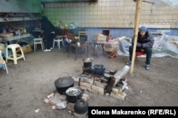 Borodyanka residents cook on an open fire in the courtyard of their apartment building.