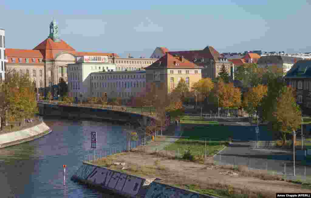 East German soldiers patrolling along the wall near Berlin&#39;s train station in September 1987. The buffer between the inner and outer walls was known as the &quot;death strip&quot; and was designed to offer a clear line of fire for border guards under orders to shoot at anyone trying to flee.&nbsp;