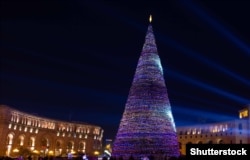 A seasonal tree brightens up Yerevan's Republic Square. (file photo)