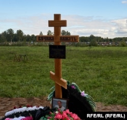 The grave of Eduard Anisimov, who died in Ukraine.