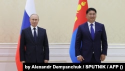 Russian President Vladimir Putin (left) and Mongolian Ukhnaa Khurelsukh meet in Uzbekistan in September 2022.