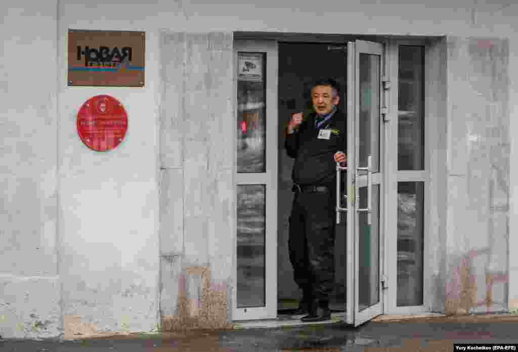 A security guard stands at the entrance to the Novaya gazeta offices in Moscow on March 15, 2021. The newspaper said a security camera had recorded an unknown person spraying the office entrance with an unknown liquid. A strong chemical odor swept through the building similar to that smelled in the attack against Latynina.