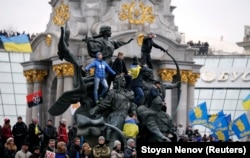 On December 1, protesters again occupied Independence Square. Opposition leaders issued political demands and further clashes with authorities ensued.