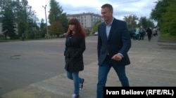 Kira Yarmysh (left) and Aleksei Navalny arrive for a meeting in 2015.