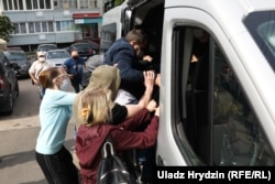 Unidentified people forcibly detain Paval Sevyarynets, an opposition politician who was returning from a picket, near his house on June 7.