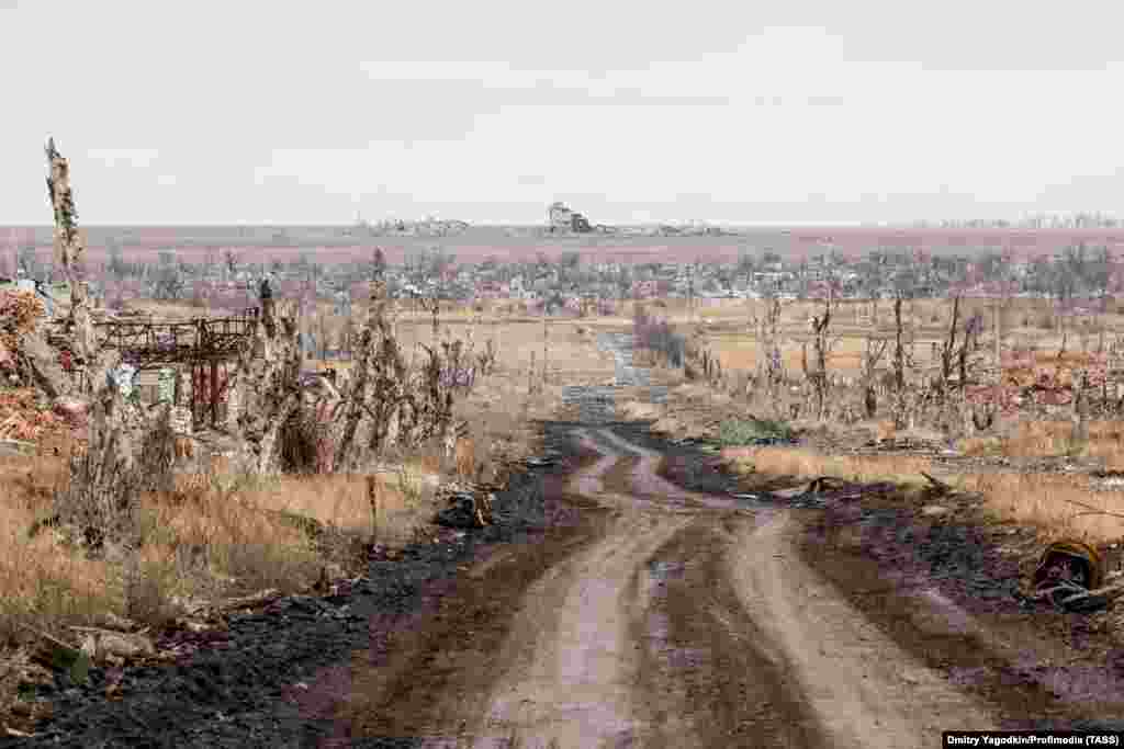 A road that was once Maryinka&rsquo;s Druzhby Avenue, photographed on December 4. The asphalt seal of the thoroughfare has been stripped from its soil base by shelling. &nbsp;