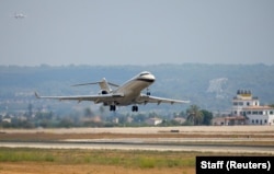 A Rosneft-operated Bombardier 6000 aircraft -- with tail number M-YOIL -- believed to be carrying Sechin takes off at Palma de Mallorca airport in August 2018.