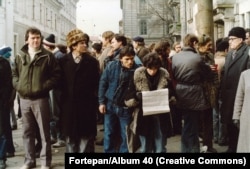 Romanians gather in central Timisoara amid the revolution in December 1989.