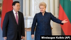 Then-Lithuanian President Dalia Grybauskaite (right) welcomes Chinese National People's Congress Chairman Zhang Dejiang prior to their meeting in Vilnius in April 2017.