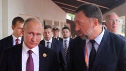 Russian President Vladimir Putin (left) and Russian metals magnate Oleg Deripaska talk at a conferencedialogue in Vietnam in November 2017.