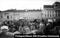 A rare photo showing scenes in Arad, western Romania, during the 1989 revolution. The photo is from the anonymous "Album 40."