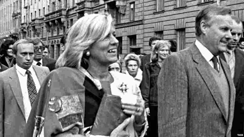 Vladimir Putin and St. Petersburg Mayor Anatoly Sobchak (right) during a naming ceremony for Austrian Square in St. Petersburg on September 28, 1992.