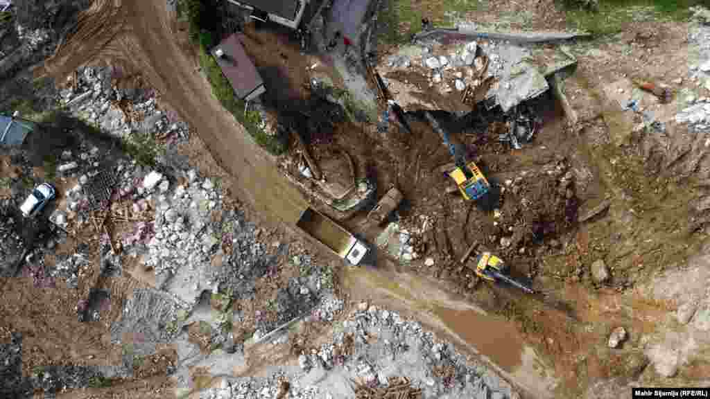 The search for five missing people continues in Jablanica, southwest of the capital, Sarajevo, as workers struggle to clean inundated fields.&nbsp;