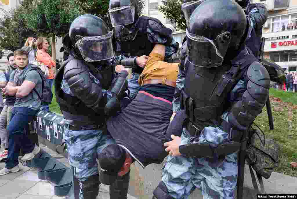 The authorities had warned they would take &ldquo;all necessary measures&rdquo; to stop the unauthorized rally. These police officers appeared to take those words to heart, as they&nbsp;detained a man on Pushkinskaya Square in the city center.&nbsp;