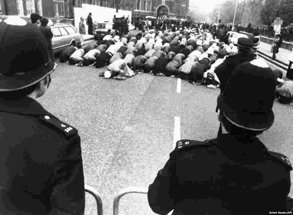 London police watch supporters of Iran&#39;s Ayatollah Ruhollah Khomeini praying in the streets. Iranians living in London had gathered near the Iranian Embassy on May 1, 1980, as the hostage drama was still unfolding.