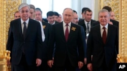 Kazakh President Qasym-Zhomart Toqaev (left to right), Russian President Vladimir Putin, and Uzbek President Shavkat Mirziyoev arrive for a working breakfast of the leaders of the Commonwealth of Independent States in Moscow in May 2023.