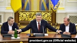 Президент Украины Петр Порошенко на встрече с Ахтемом Чийгозом и Ильми Умеровым. Киев, 27 октября 2017 года