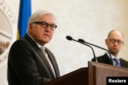 German Foreign Minister Frank-Walter Steinmeier (left) and Ukrainian Prime Minister Arseniy Yatsenyuk hold a news conference in Kyiv in November 2014.