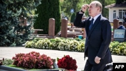 Президент России Владимир Путин у мемориала жертвам теракта в Беслане, 20 августа 2024 года