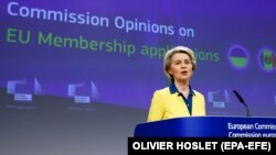 European Commission President Ursula von der Leyen briefs reporters last year on the EU membership applications of Ukraine, Moldova, and Georgia, which should soon know their EU futures. 