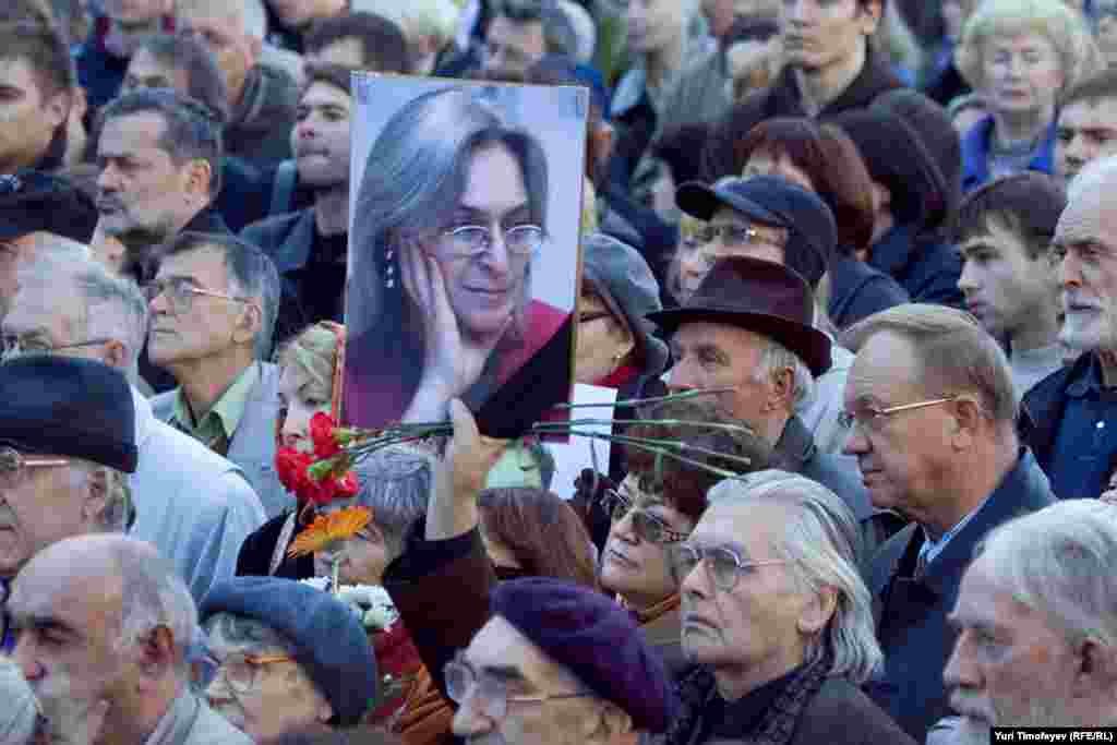 Gathering in Moscow on the fourth anniversary of Politkovskaya&#39;s death in 2010