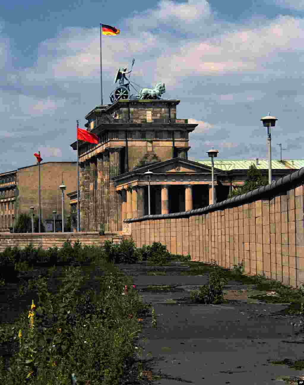 An overgrown wasteland alongside the wall where it passed the Brandenburg Gate, as photographed in August 1974