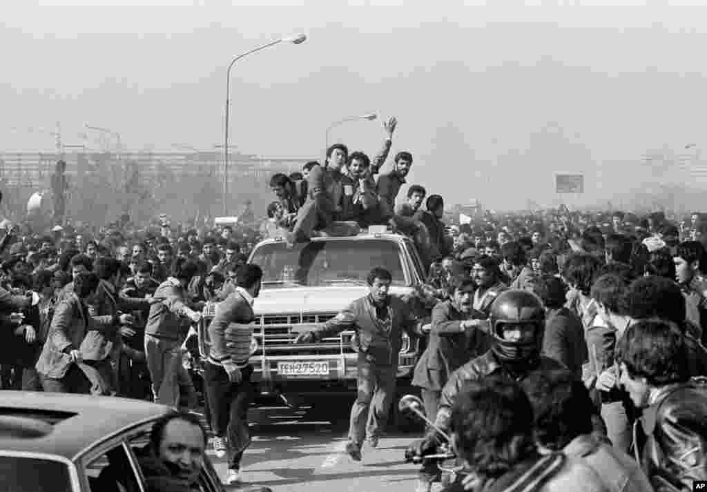 Supporters lined the streets for Khomeini&#39;s motorcade to&nbsp;Behesht-e Zahra cemetery.