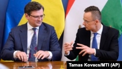 Ukrainian Foreign Minister Dmytro Kuleba (left) and his Hungarian counterpart, Peter Szijjarto, attend a signing ceremony in Budapest on May 29.