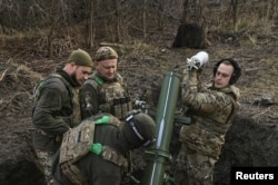 Бойцы сводной бригады Департамента патрульной полиции «Хищник» готовятся к минометному обстрелу российских войск вблизи Торецка, 20 декабря 2024 года