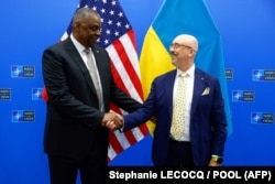 Ukrainian Defense Minister Oleksiy Reznikov (right) and U.S. Defense Secretary Lloyd Austin in Brussels in October 2022