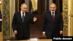 Russian President Vladimir Putin and Armenian Prime Minister Pashinian meet in Moscow on October 8.