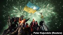 Supporters of Ukrainian presidential candidate Viktor Yushchenko rally in central Kyiv during the Orange Revolution in December 2004. 