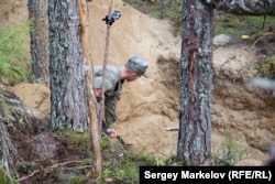 Journalist Gleb Yarovoi is convinced that the society's purpose is to "cast a shadow over Sandarmokh as a place of historical memory connected with the Great Terror."