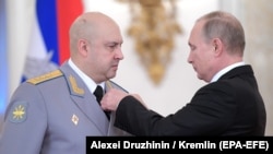 Russian President Vladimir Putin decorates General Sergei Surovikin for his work in Syria at a ceremony in Moscow in 2017.